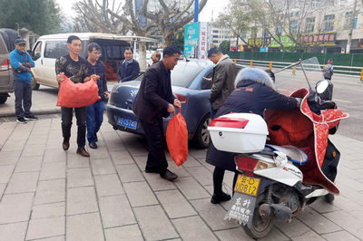 羅平煙草分公司機關(guān)干部職工踴躍購買扶貧產(chǎn)品，大額資金彰顯責任擔當